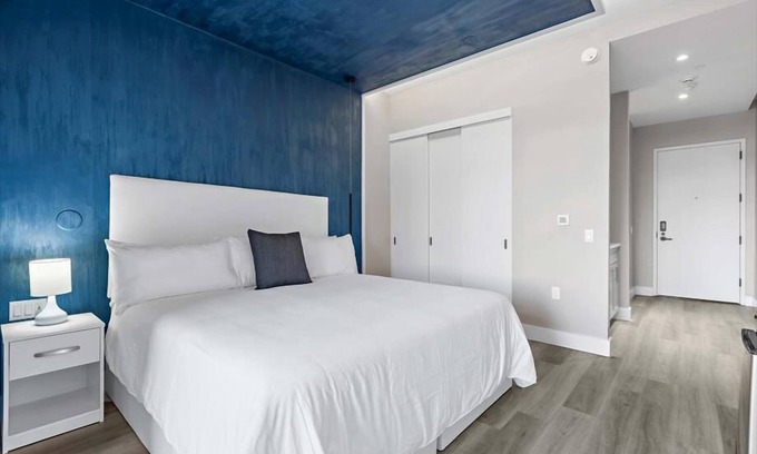 Port Morris Hotel | Mott Haven KingStudio | Kitchenette + Free WiFi