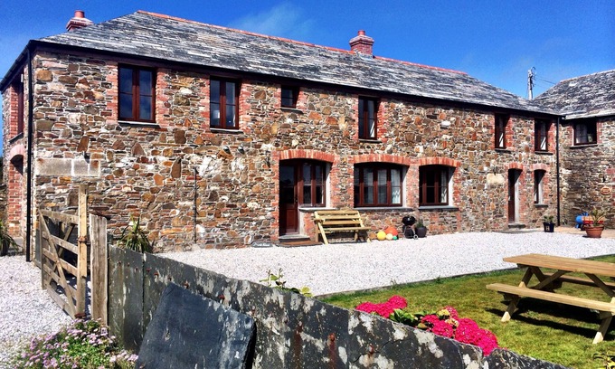 Trelights House | Mouls Island Barn 5 bedrooms, 5 bathrooms, Sea views of Port Quin bay