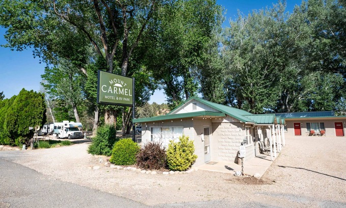 Zion National Park East Entrance Apartment | Mount Carmel Motel & RV Near Zion NP Bryce Room