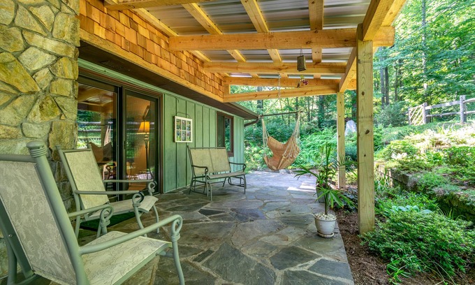 Hendersonville Cottage | Mountain Art Cottage in WNC between downtown Hendersonville and Dupont trails