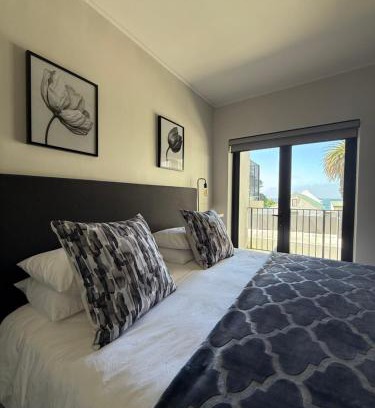 Redhill Apartment | Mountain Bay Apartment with Sea and Mountain Views