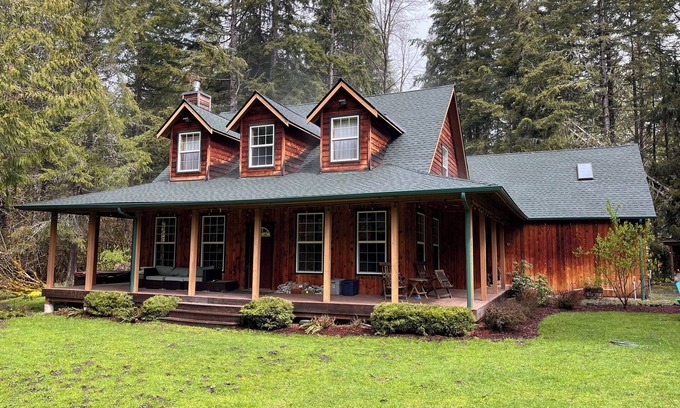 Enumclaw House | Mountain cabin - fun in all seasons!