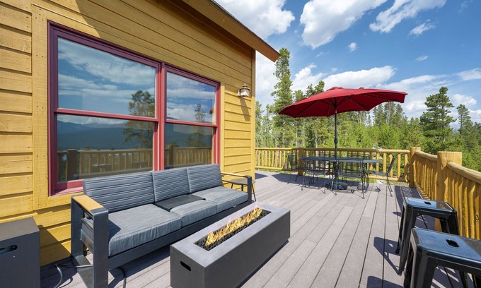 Grand Lake Cabin | Mountain cabin w/scenic views & hot tub