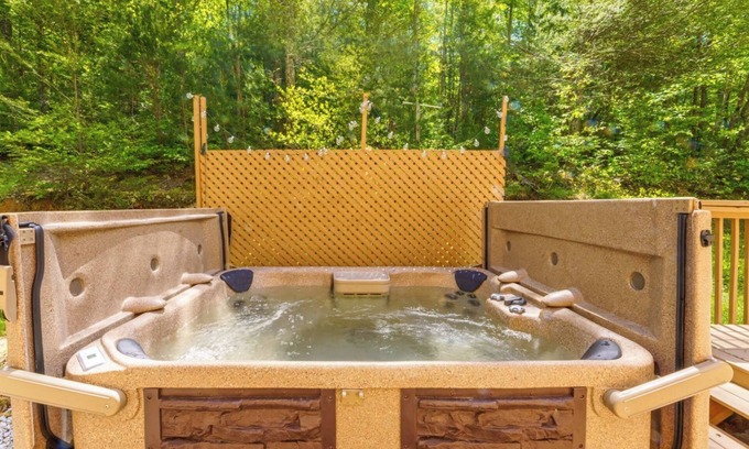 Sevierville Cabin | Mountain Dreams 1430 - Fire pit & hot tub!