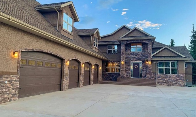 Hinton House | Mountain Escape near Jasper with 7 furnished br 4.5 washrooms, BBQ and Firepit