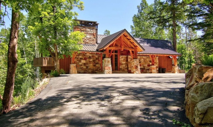 Sundance Cabin | Mountain Haven Sundance, Utah Hot tub Game room Bunk room and kid's loft Deluxe beds and linens Mountain Cabins Utah