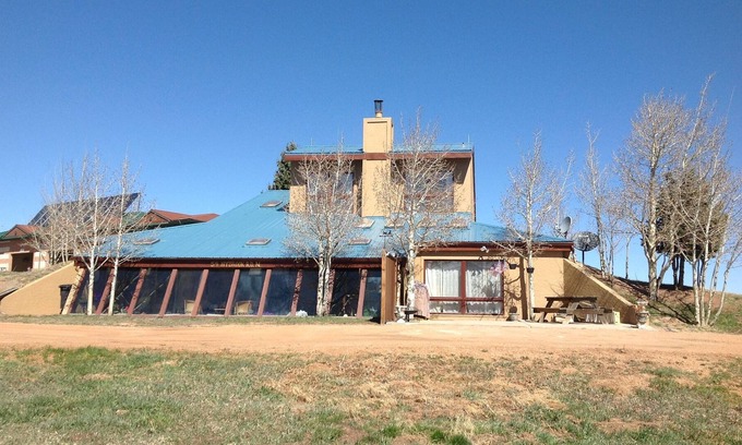 Divide House | Mountain Home with Beautiful View of Pikes Peak/AFA Week available.