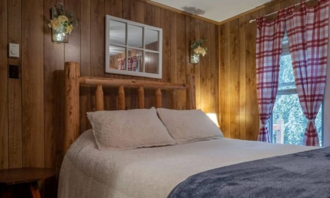 Jim Thorpe House | Mountain Lodge Near Skiing and Snow Tubing