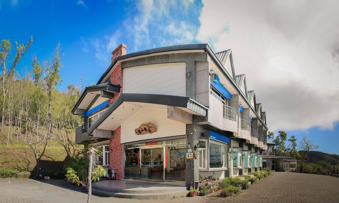 Jinfeng Bed & Breakfast | Mountain Lodge