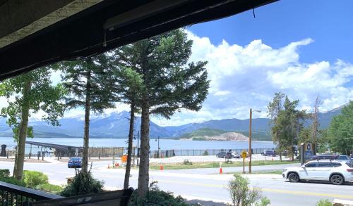 Dillon House | Mountain luxury on Lake Dillon, close to all the best ski resorts in Colorado!
