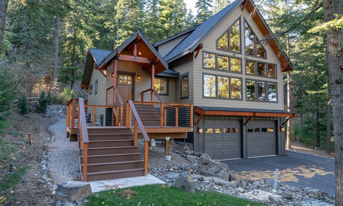 Wenatchee House | Mountain Retreat, steps from Skiing, Mountain Biking, and Hiking