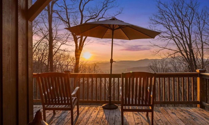 Swannanoa House | Mountain Retreat, Sunset Views, and 20 Minutes to Asheville!