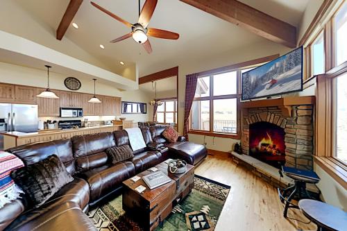 Grand Elk Ranch House | Mountain Sky