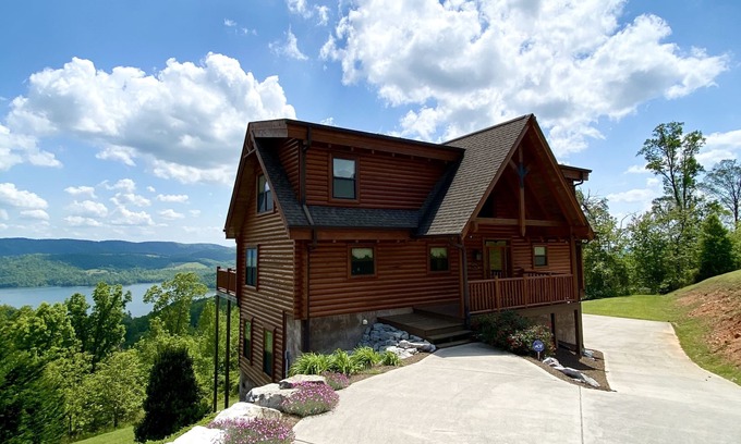 Rock Harbor House | MOUNTAIN TOP CABIN WITH PARTNERING MARINA ON NORRIS LAKE