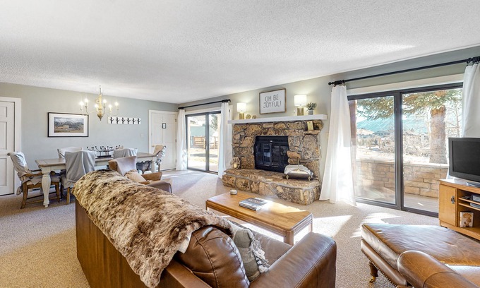 Crested Butte Condo | Mountain-view condo with private deck, fireplace & hot tub