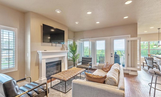 West Jordan House | Mountain View Cozy Home/Private Garage/Workspace/Wifi/Peaceful Community