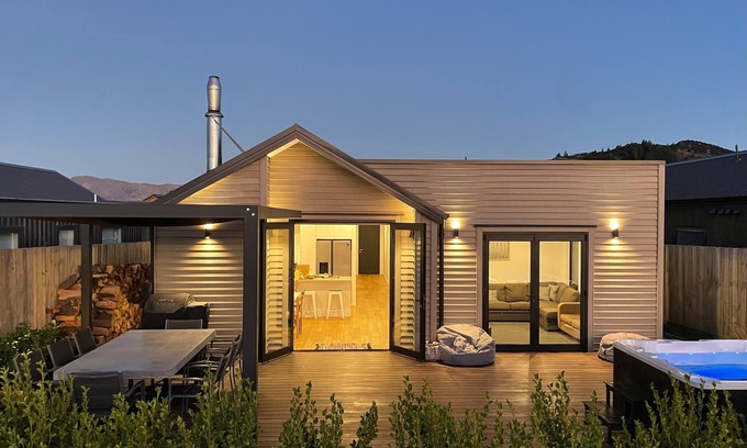 Wanaka House | Mountain view haven in Wanaka w/hot tub! Adventure seekers paradise.