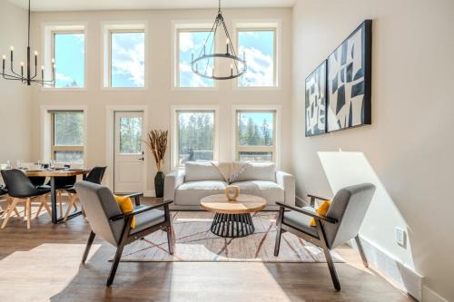 East Kootenay House | Mountain View Hideaway - BBQ, Beach Access