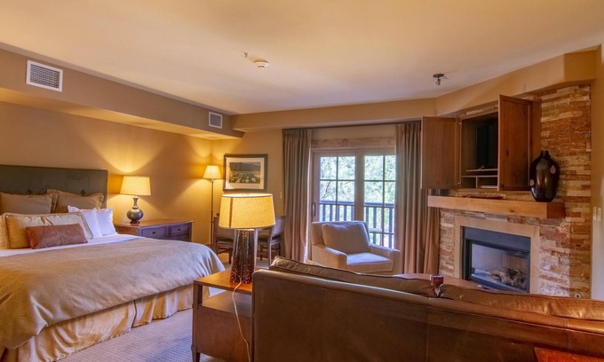 Tamarack Apartment | Mountain View Lodge King Studio Condo - Mountainside Studio with Fireplace and Jet Tub