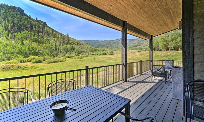 Oak Creek House | Mountain-View Oak Creek Paradise w/Hot Tub!