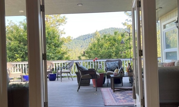 Grants Pass House | Mountain View on one level w hot tub,fire pit, w fishing kayaking minutes away