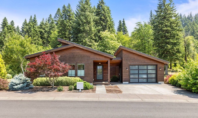 Cascade Locks House | Mountain-View Retreat with Hot Tub & Waterfalls