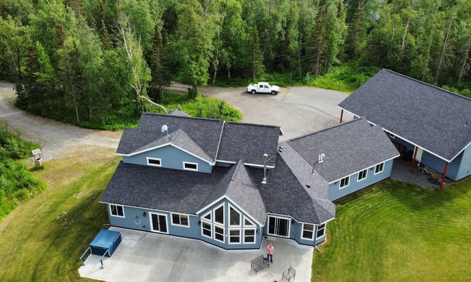 Palmer House | Mountain-View Retreat: Pond, Kayaks, Fire Pit, Hot Tub – Palmer, Alaska