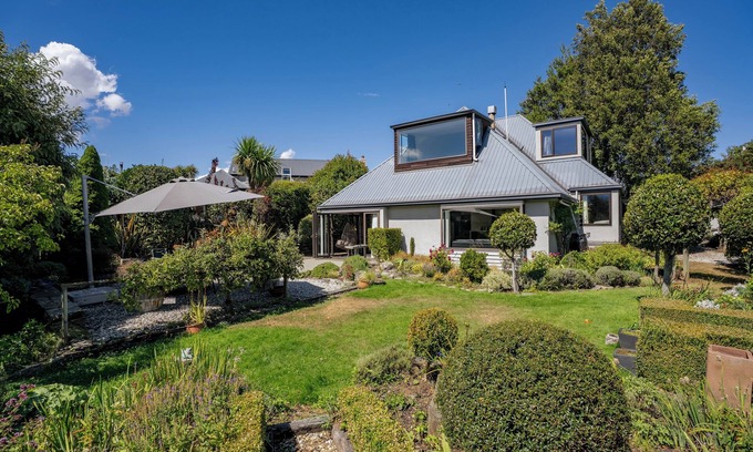 Wanaka House | Mountain View Retreat - Wanaka Holiday Home