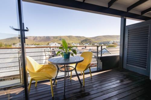 Hermanus City-Centre Apartment | Mountain-View Studio - Hermanus Waterfront Apartments