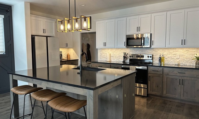 American Fork House | Mountain VIEW Townhome- LUXURY