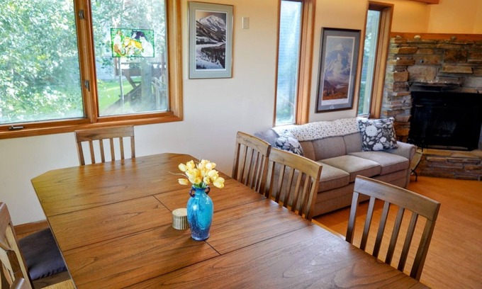 Bayshore - Klatt Apartment | Mountain views, close to airport, restaurants and shopping w/onsite laundry!