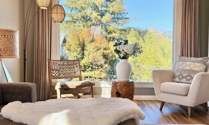 Upper East House | Mountain Views - Downtown Park Terrace- Spacious Luxury