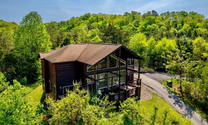 Gatlinburg - Pigeon Forge Cabin | Mountains, Movies & More Clean!, 3 King Suites, Theater, Game Loft, Quiet Location