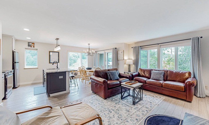 Warren Condo | Mountainside condo in Warren with seasonal pool, amazing views, & balcony