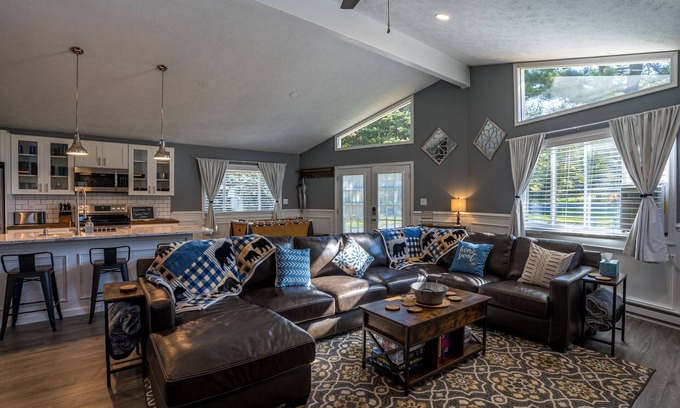 Albrightsville House | MountainTime Lodge at Towamensing Trails -Hot Tub - Dog Friendly