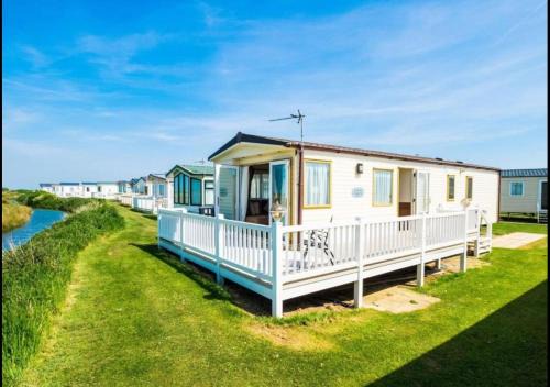 Camber Resort | MP503 - Camber Sands Holiday Park - Sleeps 8 - Large Gated Decking - Amazing views