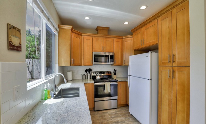 Carmine - Parkmont House | MSP2: Remodeled Executive 4 bd/3 ba Home easy access to 68O, 1O1, 88O Fwys