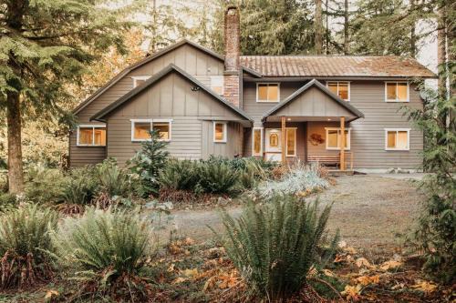 Warnick House | Mt Baker Lodging Cabin 3 is a Very large cabin on acreage