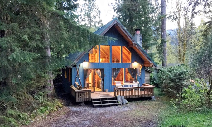 Glacier Cabin | Mt Baker Rim Cabin #53 - A Cozy Cabin With a Open Fire Place and Outdoor hot tub