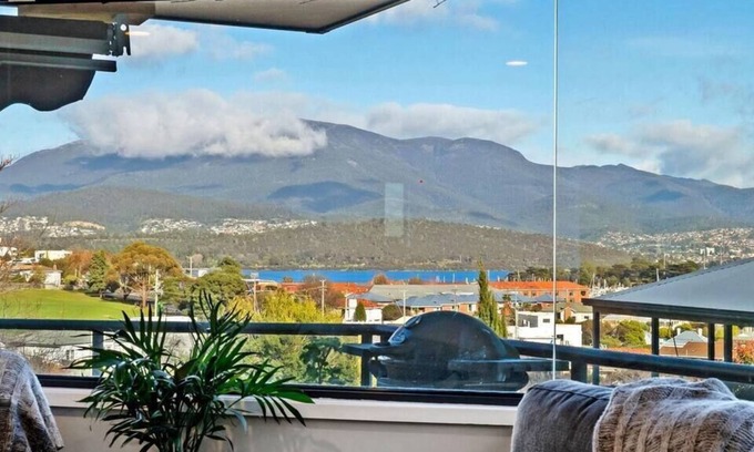 Lindisfarne House | Mt View Large Home,15min to CBD/Airport-Sleeps10