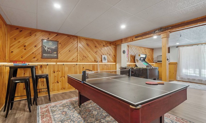 Bartlett House | Mt Washington Valley Fall getaway with game room and deck!