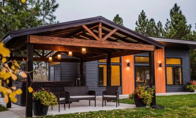 Kalispell House | Mtn view 1-bd cabin with hot tub
