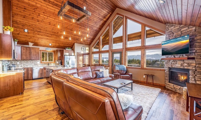 Ronald House | Mtn Views & 3rd Nt Free Limited Avail -Pool Access/Spa/GmRm-5mins to Lake