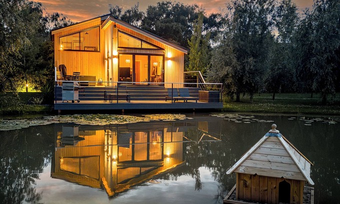 Frampton Ski Chalet | Muntjak Lakeside Lodge