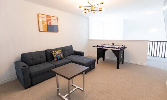 Bracebridge House | Muskoka Escape: Modern 3B/3B+Office,Kitchen&Games!