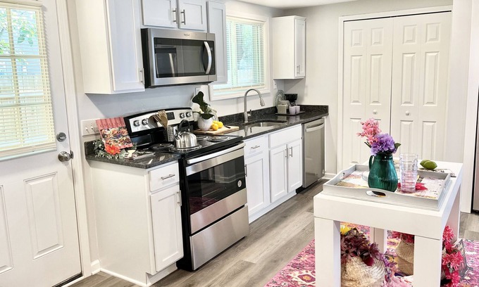 Detroit House | Must Stay 5BD| Full Kitchen| Roku TV| Free Wifi