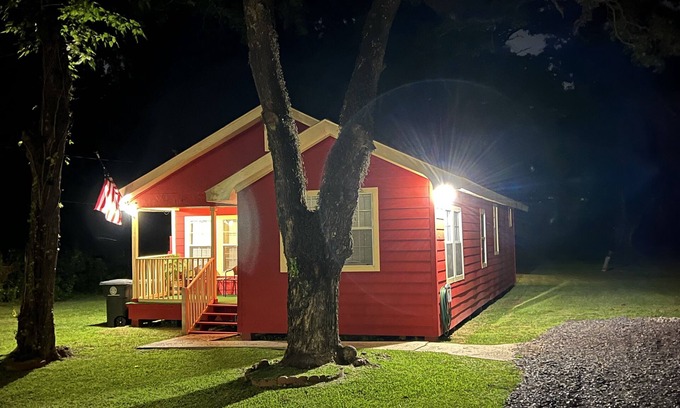 Baton Rouge House | My Lil Red House - WE HAVE POWER YEAR AROUND!