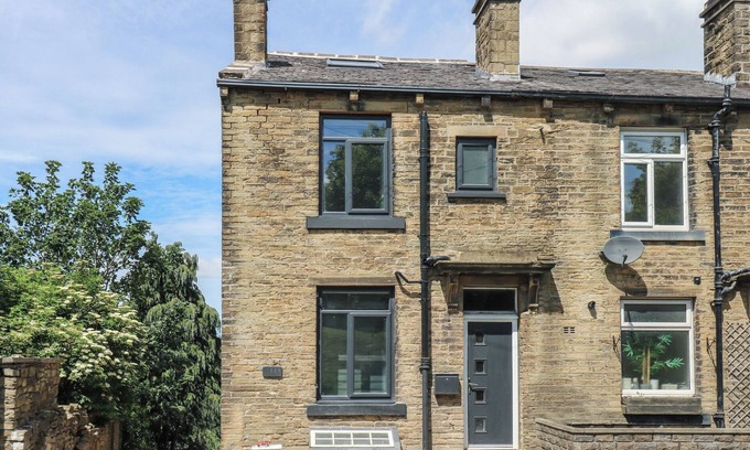 Haworth Cottage | MYRTLE LOFT, pet friendly, character holiday cottage in Cross Roads