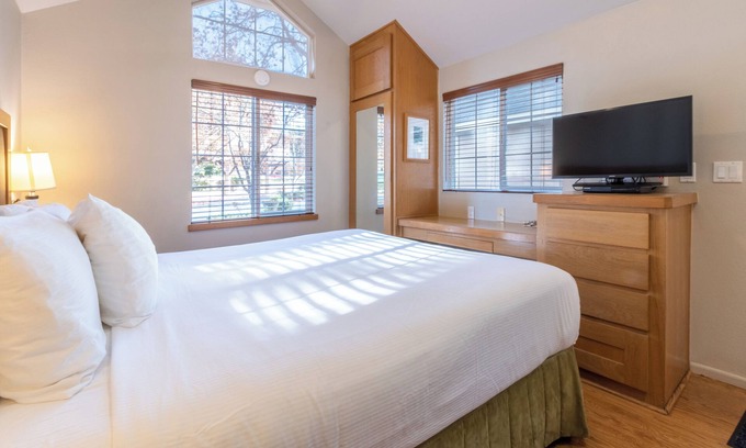 Napa Hotel | Napa Valley Retreat! Outdoor Swimming Pool, Free Parking!