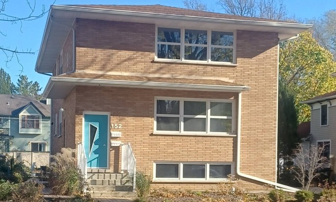 Naperville Apartment | Naperville Historic District walk to downtown, bars, restaurants, train, schools